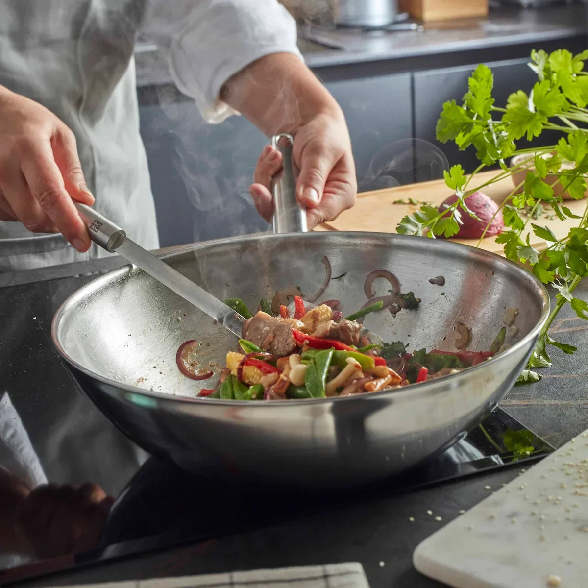 Hoe wok je in een RVS wokpan? Tips tegen plakken